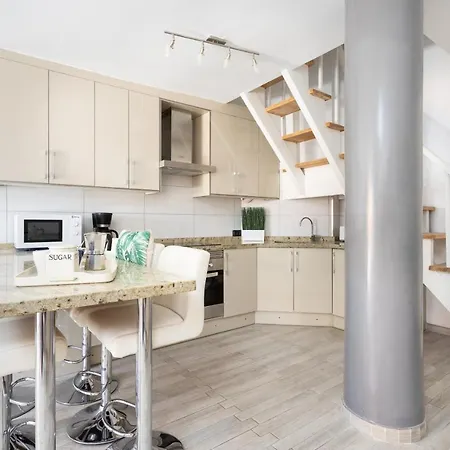 Exclusive Attic Vistas: Seaside Retreat With Heated Pool *