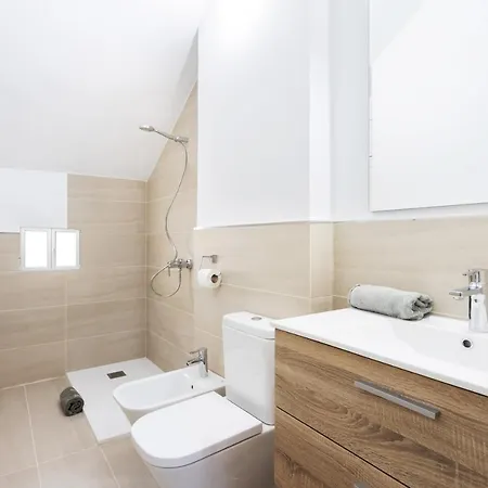 Apartment Exclusive Attic Vistas: Seaside Retreat With Heated Pool *