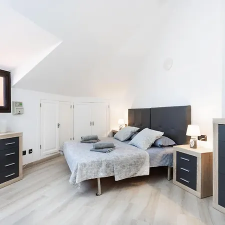 Apartment Exclusive Attic Vistas: Seaside Retreat With Heated Pool Arona (Tenerife)