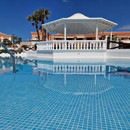 Apartment Exclusive Attic Vistas: Seaside Retreat With Heated Pool